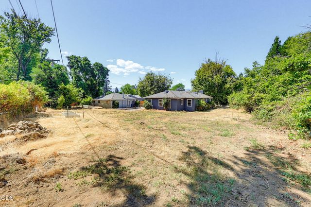 2137 E Jackson Street, Medford, OR 97504