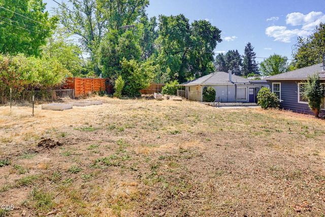 2137 E Jackson Street, Medford, OR 97504