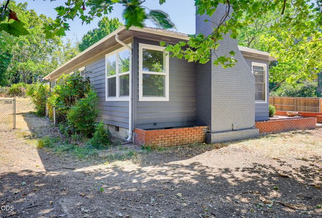 2137 E Jackson Street, Medford, OR 97504