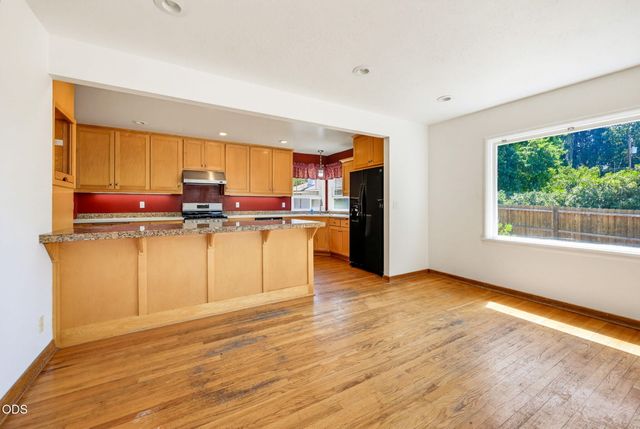 2137 E Jackson Street, Medford, OR 97504