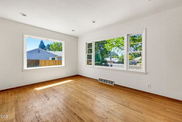 2137 E Jackson Street, Medford, OR 97504
