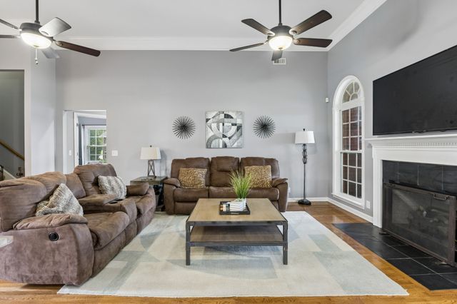 1210 Lila Dr, Murfreesboro, TN 37128