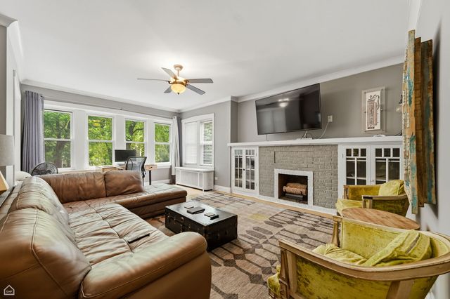 1516 W Byron Street 2W, Chicago, IL 60613