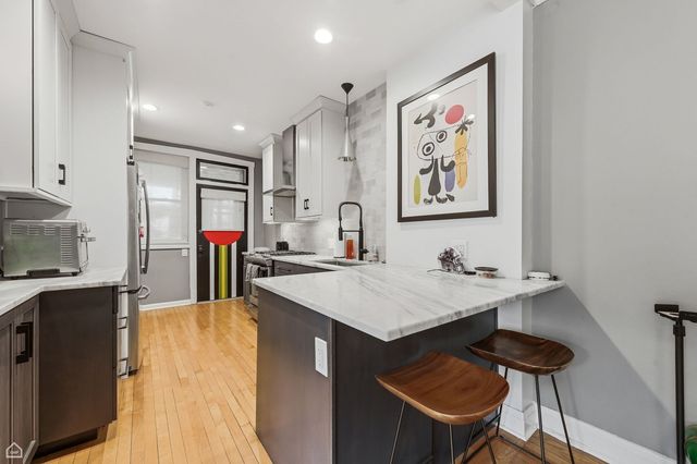 1516 W Byron Street 2W, Chicago, IL 60613