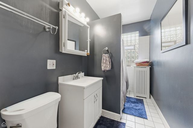 1516 W Byron Street 2W, Chicago, IL 60613