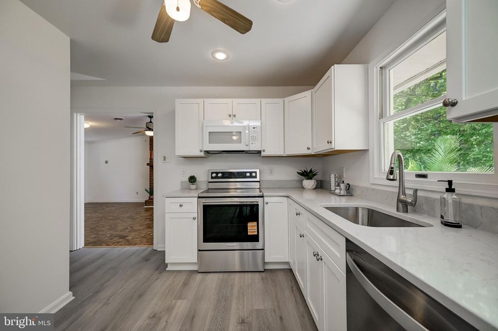 Image 6 of property listing at 4420 HIGHBORO DR, Mount Airy, MD 21771