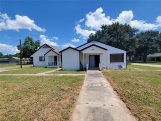 803 Live Oak Street, Sealy, TX 77474