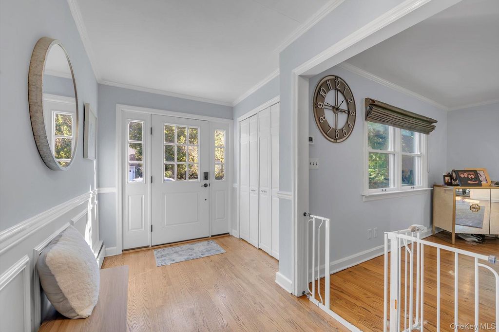 125 Crescent Lane, East Hills, NY 11577 — photo 2
