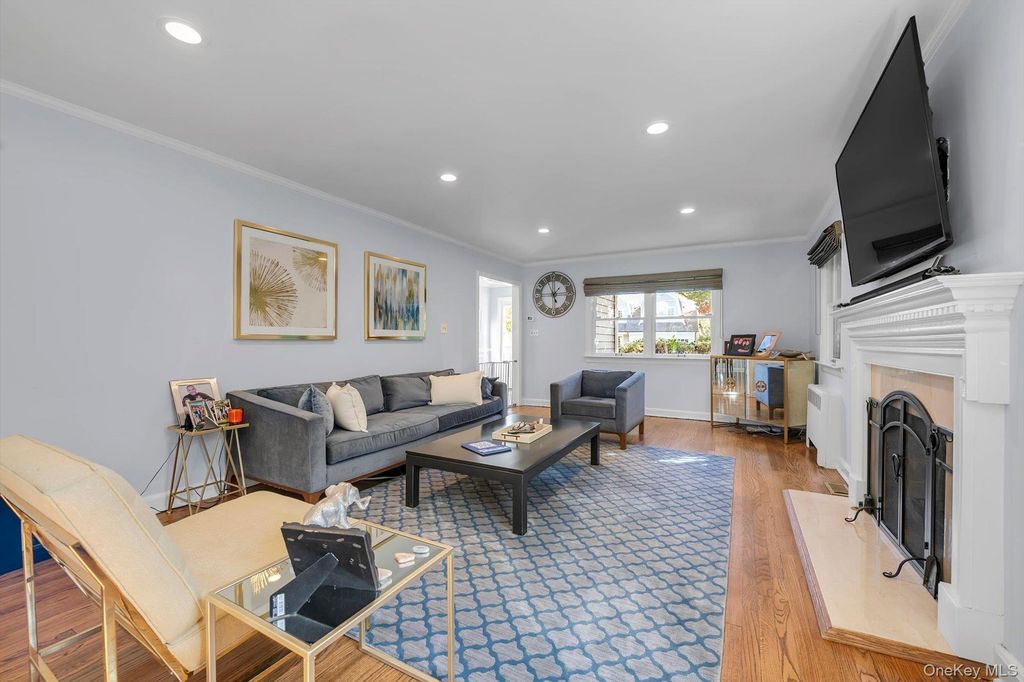 125 Crescent Lane, East Hills, NY 11577 — photo 3