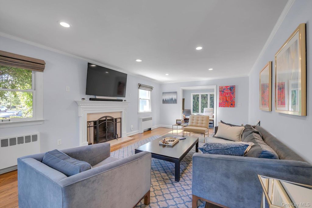125 Crescent Lane, East Hills, NY 11577 — photo 4