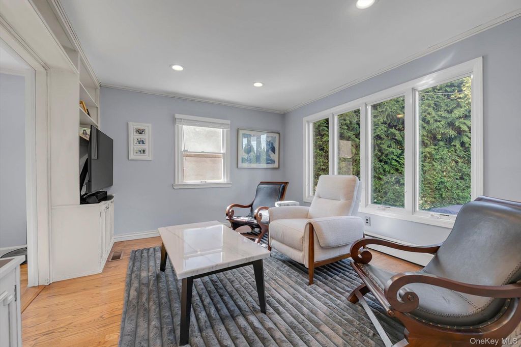 125 Crescent Lane, East Hills, NY 11577 — photo 5