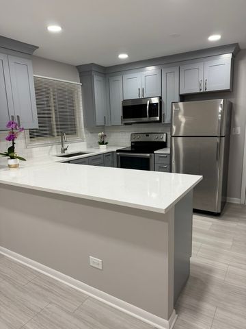 2121 Saint Johns Avenue 8, Highland Park, IL 60035