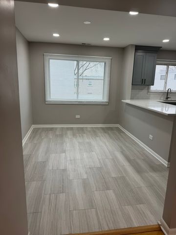 2121 Saint Johns Avenue 8, Highland Park, IL 60035
