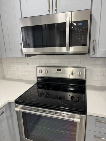 2121 Saint Johns Avenue 8, Highland Park, IL 60035