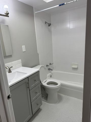 2121 Saint Johns Avenue 8, Highland Park, IL 60035