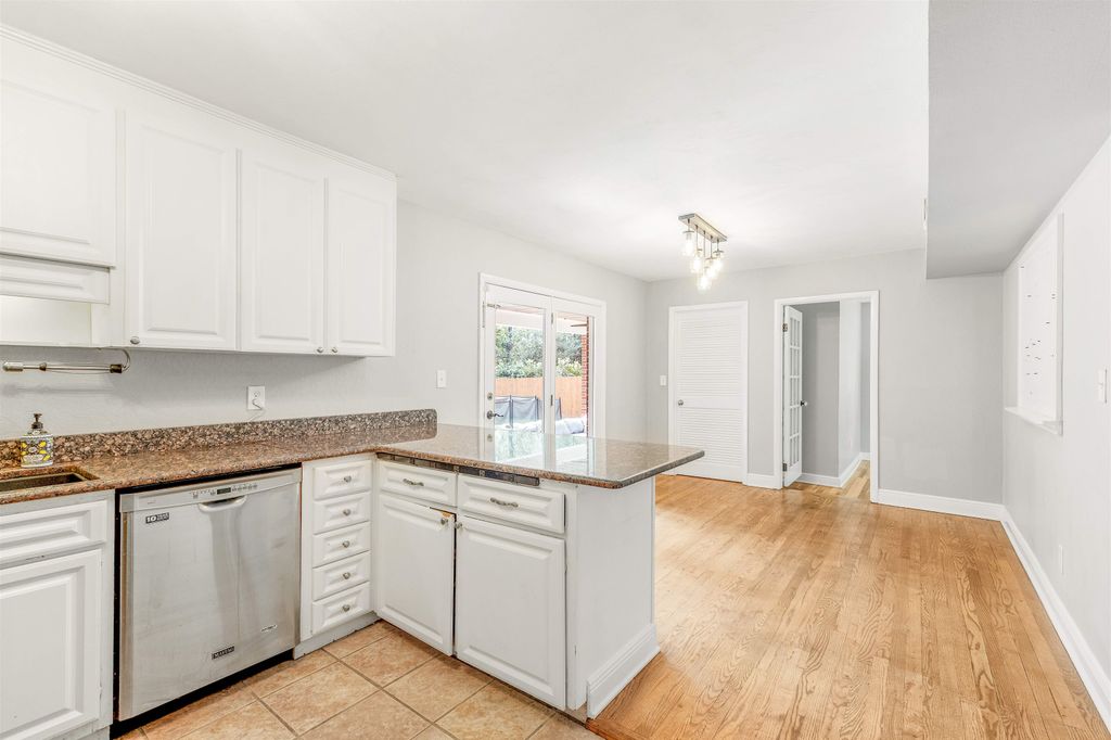 Image 12 of property listing at 2207 Mulberry Boulevard, Tallahassee, FL 32303