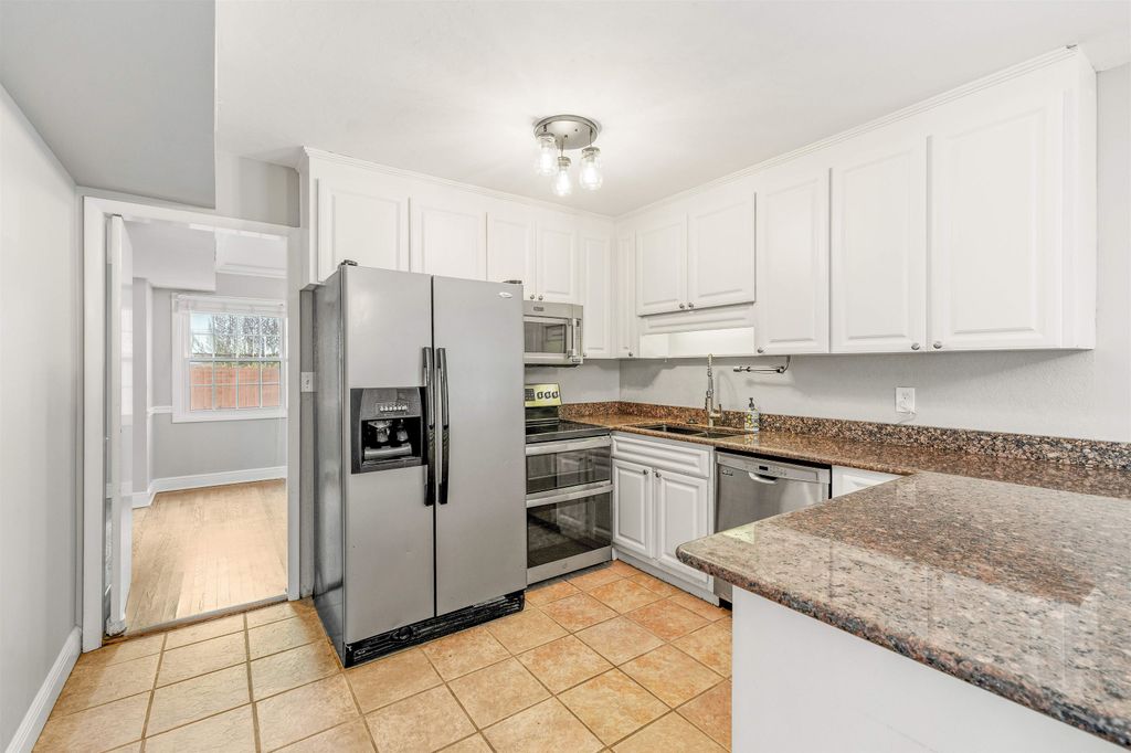 Image 13 of property listing at 2207 Mulberry Boulevard, Tallahassee, FL 32303