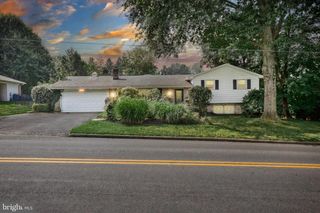 4005 LONDONDERRY RD, Harrisburg, PA 17109