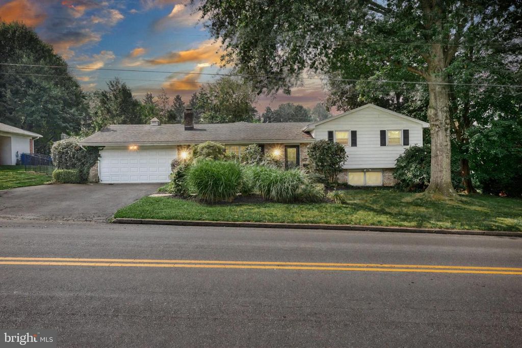 4005 LONDONDERRY RD, Harrisburg, PA 17109