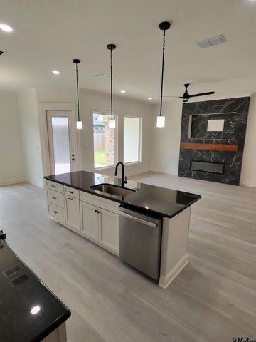 915 Alex Dr, Whitehouse, TX 75791