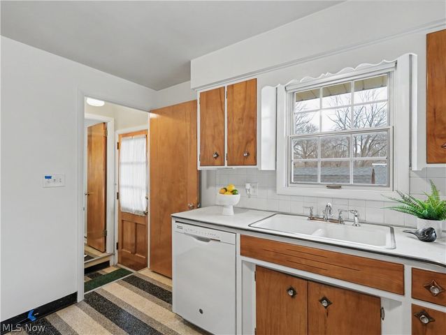 151 Roanoke Avenue, Cuyahoga Falls, OH 44221