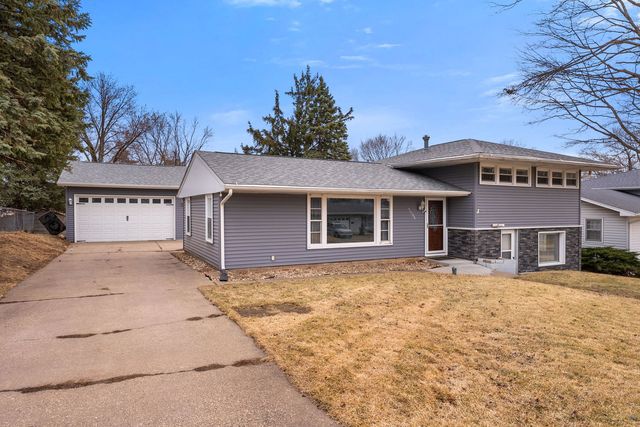 1135 5th Avenue N, Clinton, IA 52732