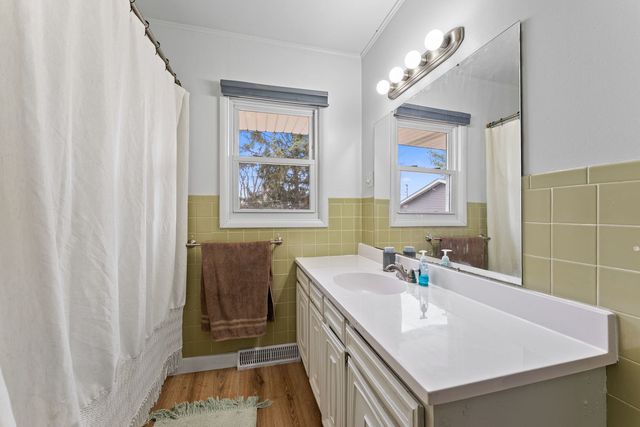 1135 5th Avenue N, Clinton, IA 52732