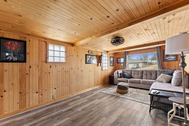 1135 5th Avenue N, Clinton, IA 52732