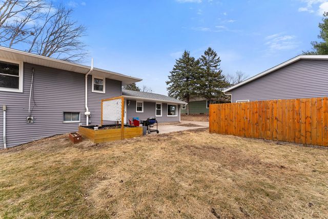 1135 5th Avenue N, Clinton, IA 52732