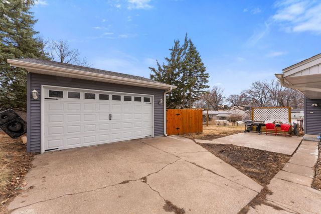 1135 5th Avenue N, Clinton, IA 52732