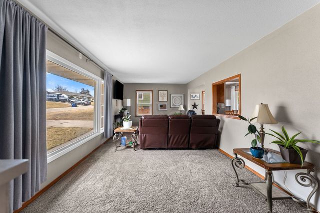 1135 5th Avenue N, Clinton, IA 52732