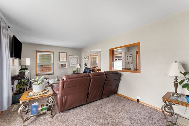 1135 5th Avenue N, Clinton, IA 52732