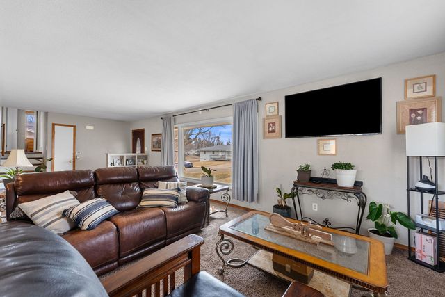 1135 5th Avenue N, Clinton, IA 52732