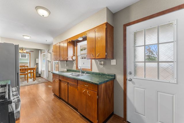 1135 5th Avenue N, Clinton, IA 52732