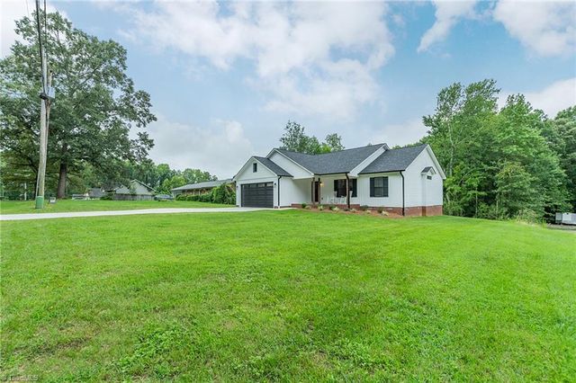 32 Ranchor Drive, Thomasville, NC 27360