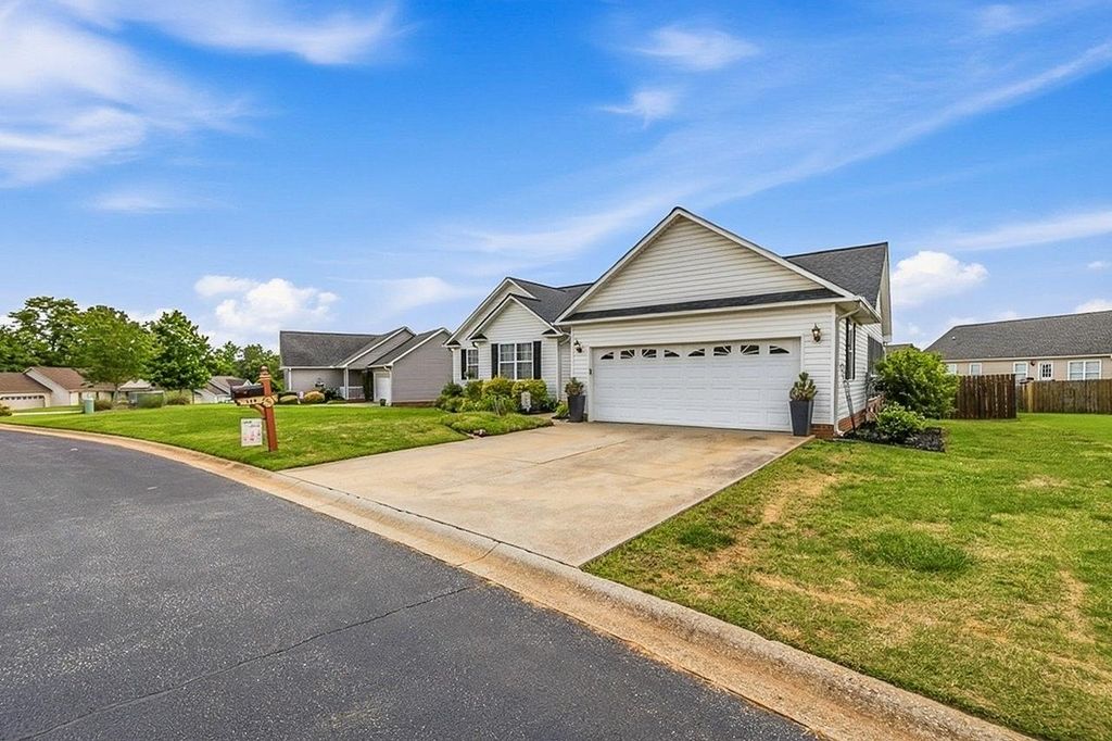114 Harvest Ridge Dr, Inman, SC 29349