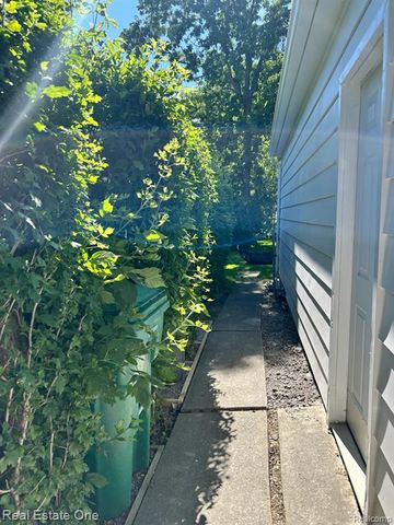 2075 Deering Street, Garden City, MI 48135