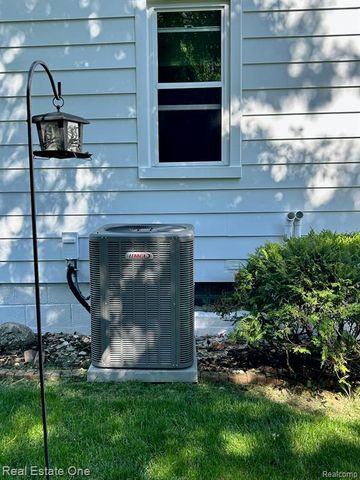 2075 Deering Street, Garden City, MI 48135