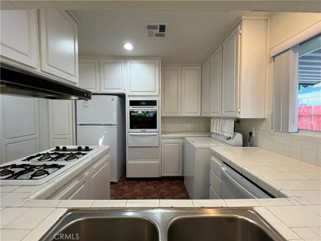 18735 Nordhoff, Northridge, CA 91324