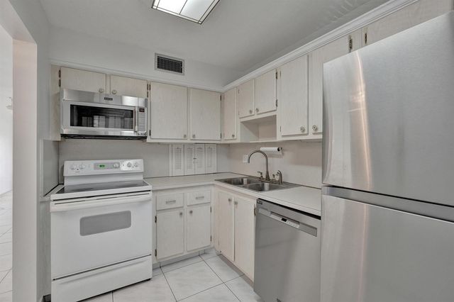 4100 TIVOLI Court 304, Lake Worth, FL 33467