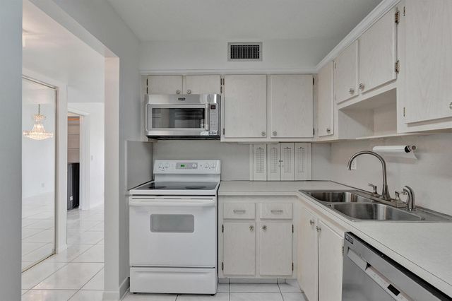 4100 TIVOLI Court 304, Lake Worth, FL 33467