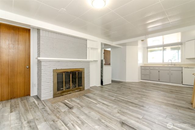 10082 Des Moines Memorial Drive S, Seattle, WA 98168