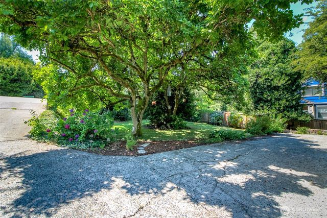 10082 Des Moines Memorial Drive S, Seattle, WA 98168