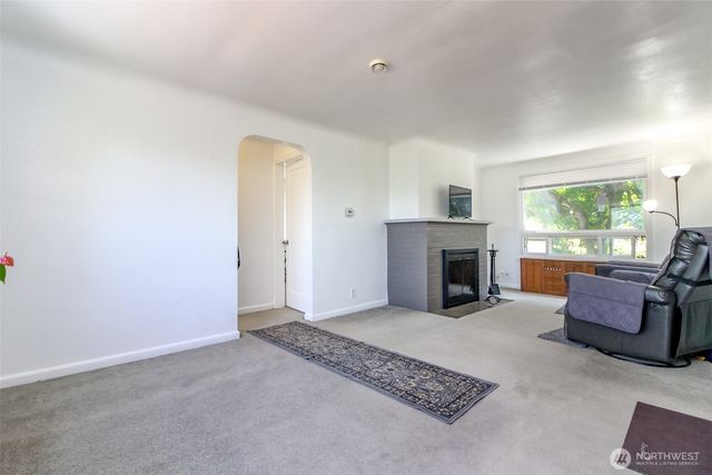 10082 Des Moines Memorial Drive S, Seattle, WA 98168
