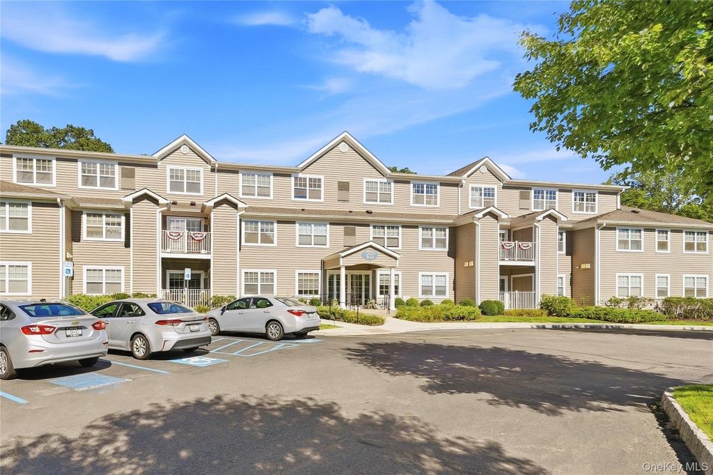 300 Woodcrest Lane 329, Mount Kisco, NY 10549 — exterior