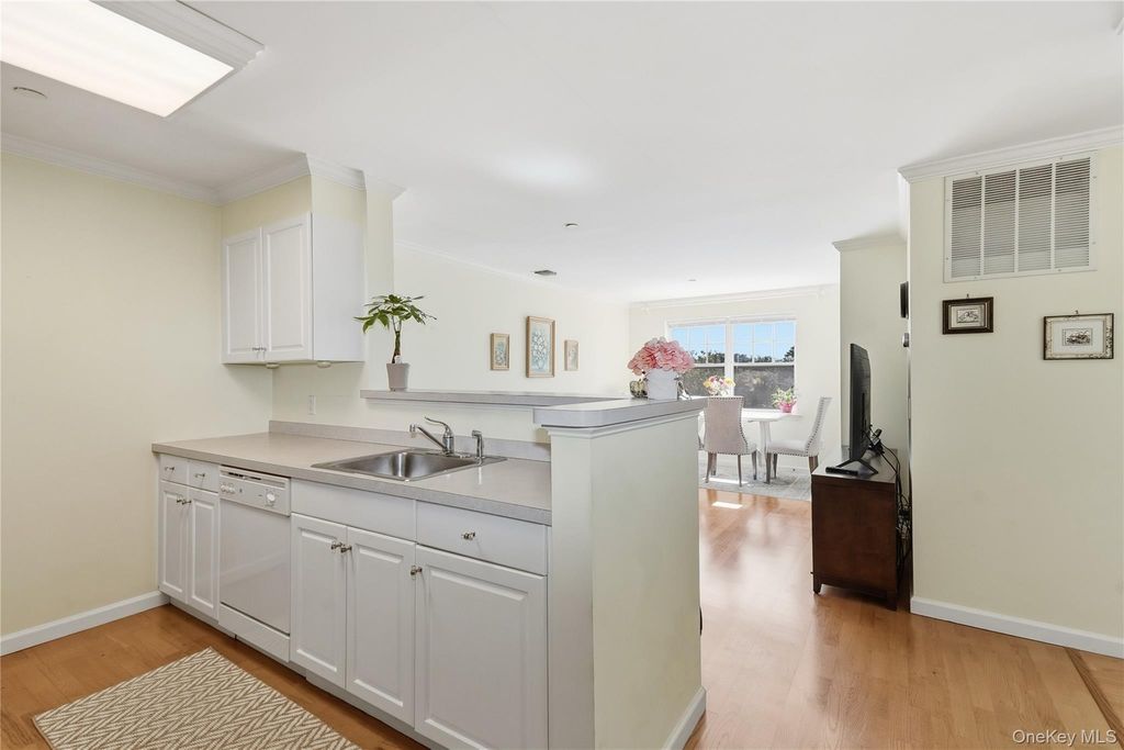 300 Woodcrest Lane 329, Mount Kisco, NY 10549 — photo 2