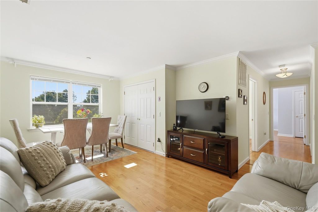 300 Woodcrest Lane 329, Mount Kisco, NY 10549 — photo 4