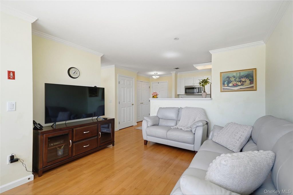 300 Woodcrest Lane 329, Mount Kisco, NY 10549 — photo 5