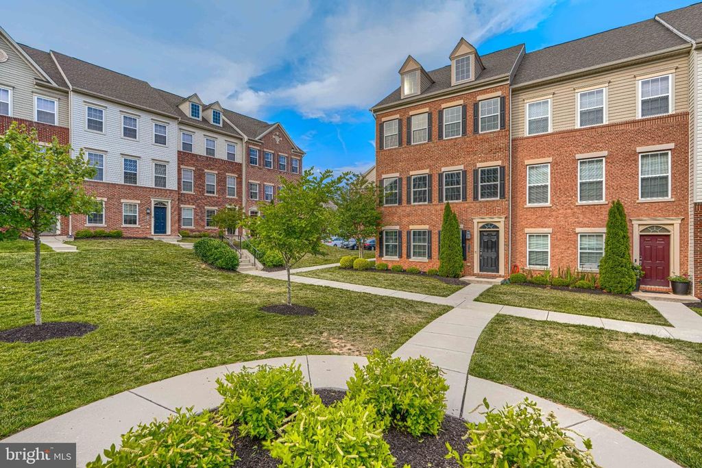 Image 4 of property listing at 9240 GARRETTSON CIR, Perry Hall, MD 21128