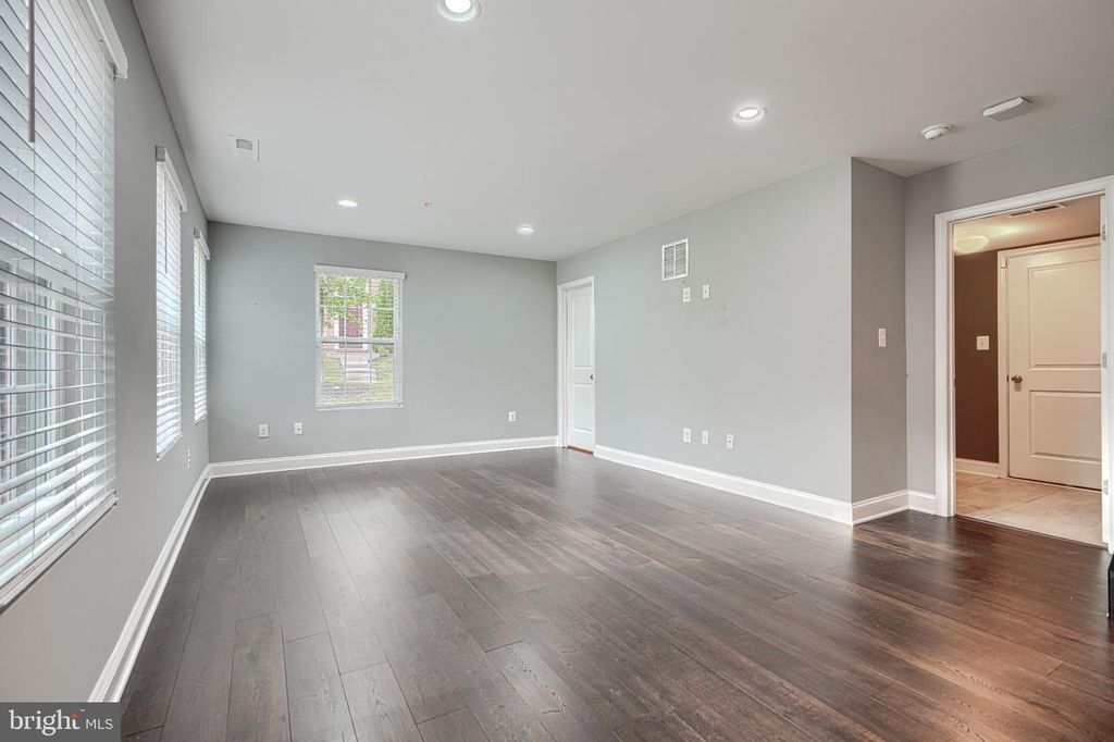 Image 7 of property listing at 9240 GARRETTSON CIR, Perry Hall, MD 21128